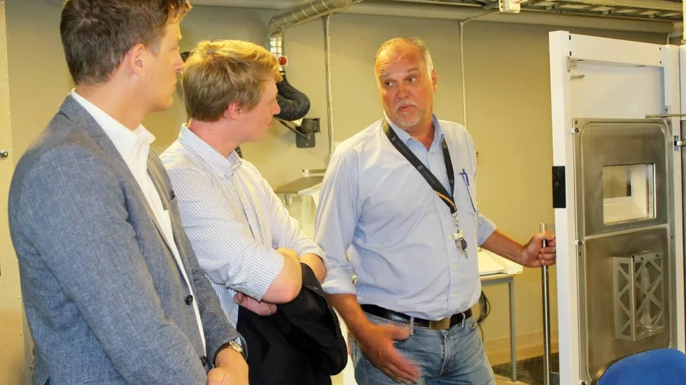 Curt Nicolingymnasiets biträdande rektor Stefan Abrahamsson visar utbildningens industriella 3D-skrivare, för Centerpartiets riksdagsledamot Emil Källström och ungdomsförbundets förbundsordförande Magnus Ek.