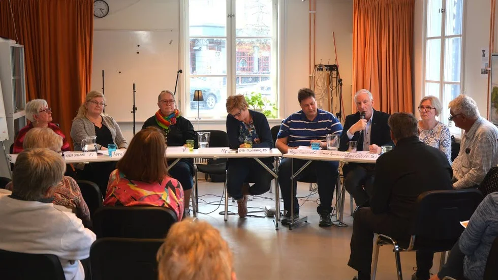 På plats i Bergslagsgården: Karin Odelblad (FI), Anna Sotkasiira Wik (M), Mona Olsson (V), Eva-Britt Sjöberg (KD), Roger Sandström (C), Gunnar Asserhed (L) samt Irma Görtz (S).