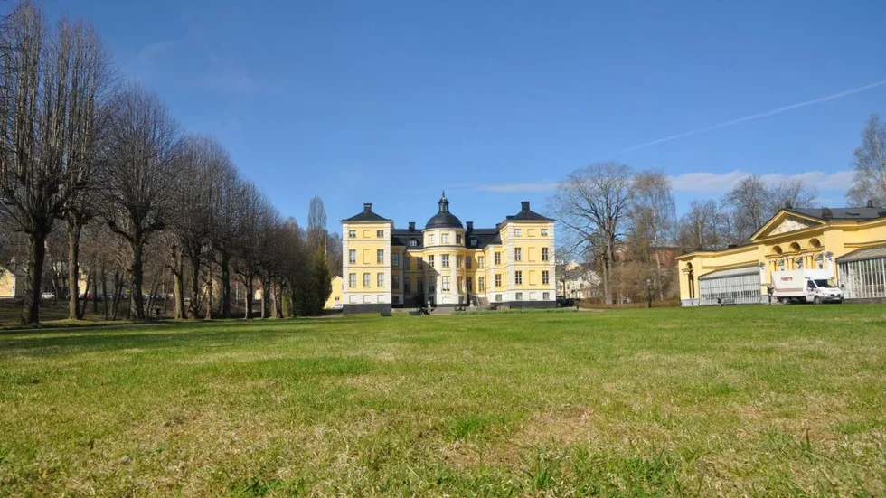 Markägaren Siemens säger nej till förslaget om en bro till Slottsparken.