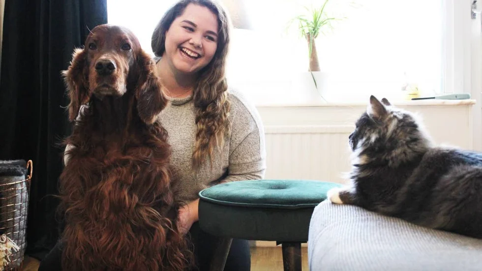 Carolina Wahlberg tackar Finspång för att hon nu kan ha djur hemma. Hunden Gibbson och katten Smille verkar också trivas på Risingsväg.
