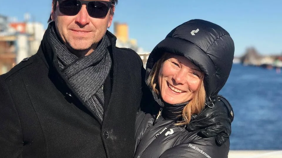 Mats Forsberg, trummis i The Refreshments slogs brutalt ner av en okänd person och fördes till sjukhus där han fortfarande vårdas, berättar hans sambo artisten Lotta Källström.