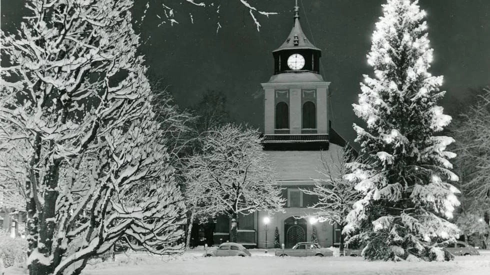 Hedvigs kyrka i vinterskrud 1963. Foto: Gustaf Larsson (Drätselkammaren, Norrköpings stadsarkiv).
