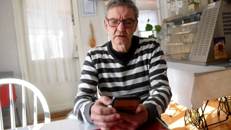 Drabbad. Kenneth Carlborg, driver Lotorps vandrarhem, och är en av de drabbade när Telias mobilnät slutade att fungera i Lotorp.