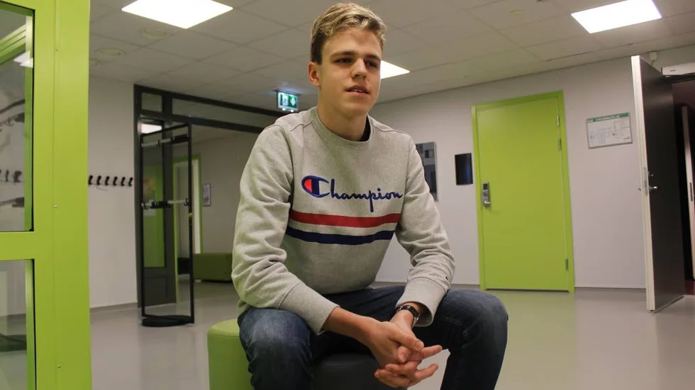 Vill förmedla något. John Brolin från Prolympia har skrivit en låt om hur det ser ut i dagens samhälle.