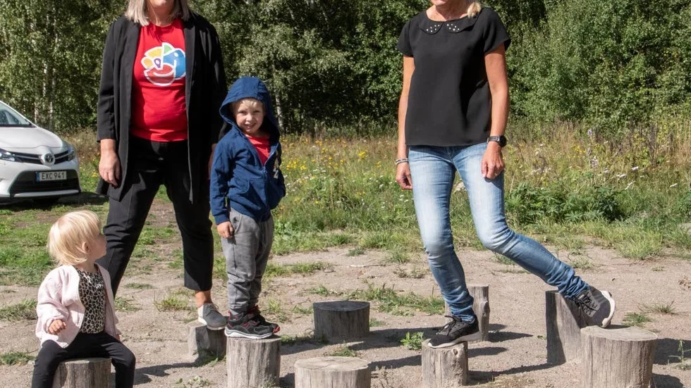 Kusinerna Lycka och Charlie Svensson testade Kottebanan tillsammans med kommunalrådet Ulrika Jeansson (S) och fritidsutvecklare Kirsi Aronsson.
