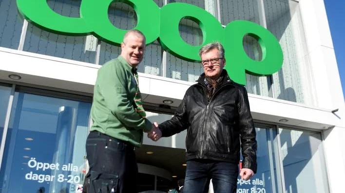 Ny vd. Coop Finspångs nya vd Anders Svensson gratuleras till tjänsten av styrelseordförande Jan Schmidt.
