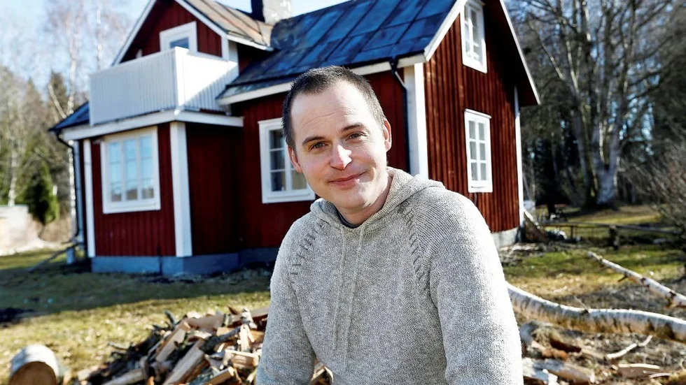 Här vid Omberg huserar numera förre Norrköpingsbon David Appelgren med sin ekologiska odling av bland annat hampa och quinoa.