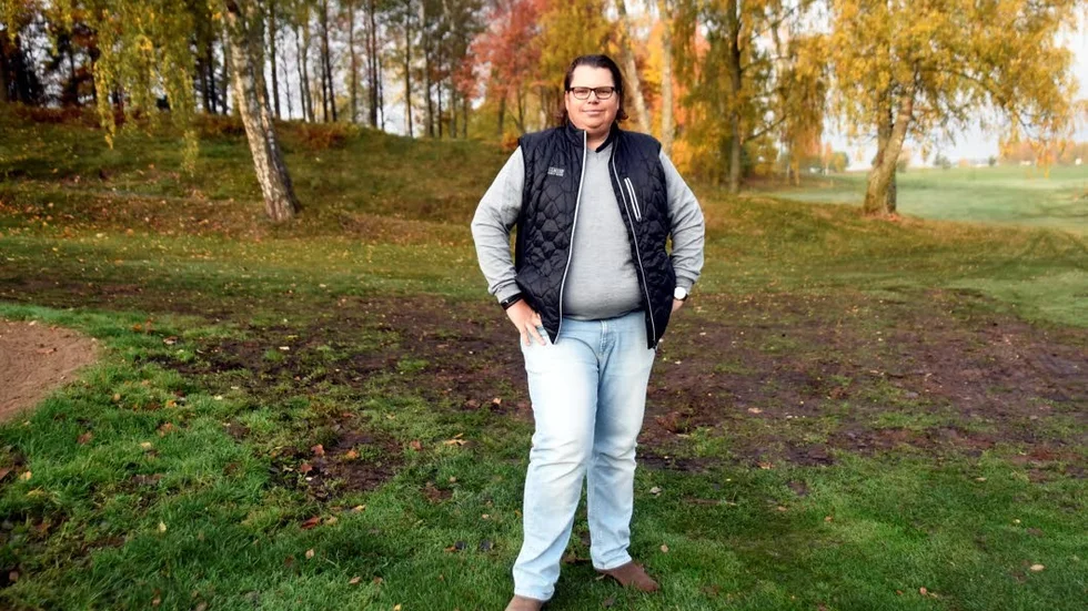 Jonas Abrahamsson, klubbchef Finspångs golfklubb, ser fram mot att hägna in delar av golfbanan och stänga ute vildsvinen som förstör banorna.