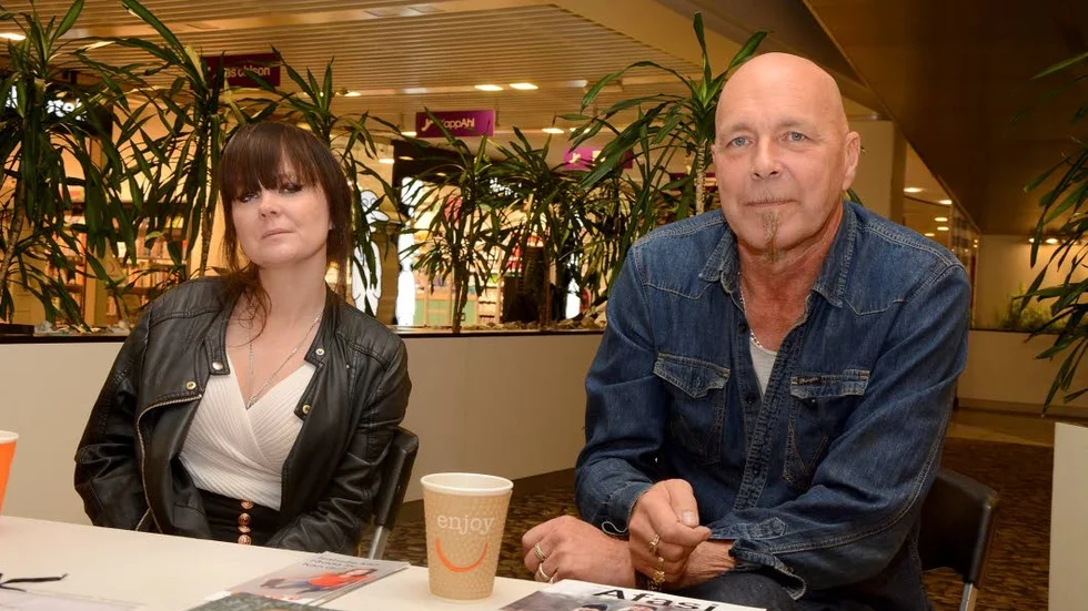 Sara Landqvist och Peter Skippari fanns på Mirum under onsdagen för att informera om afasi.