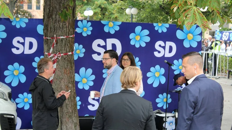 Minutrarna innan Jimmie Åkesson mötte sina anhängare tog han en kopp kaffe, pratade med trubaduren och tog några danssteg.