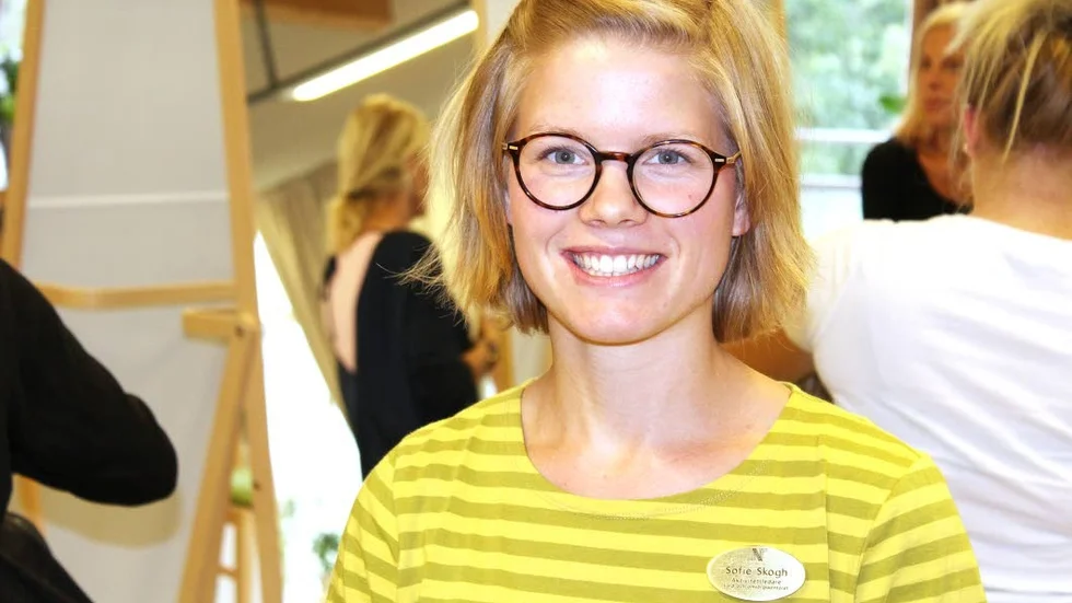 Sofie Skogh är aktivitetsledare på träffpunkten och tog initiativet till frisörsalongen.
