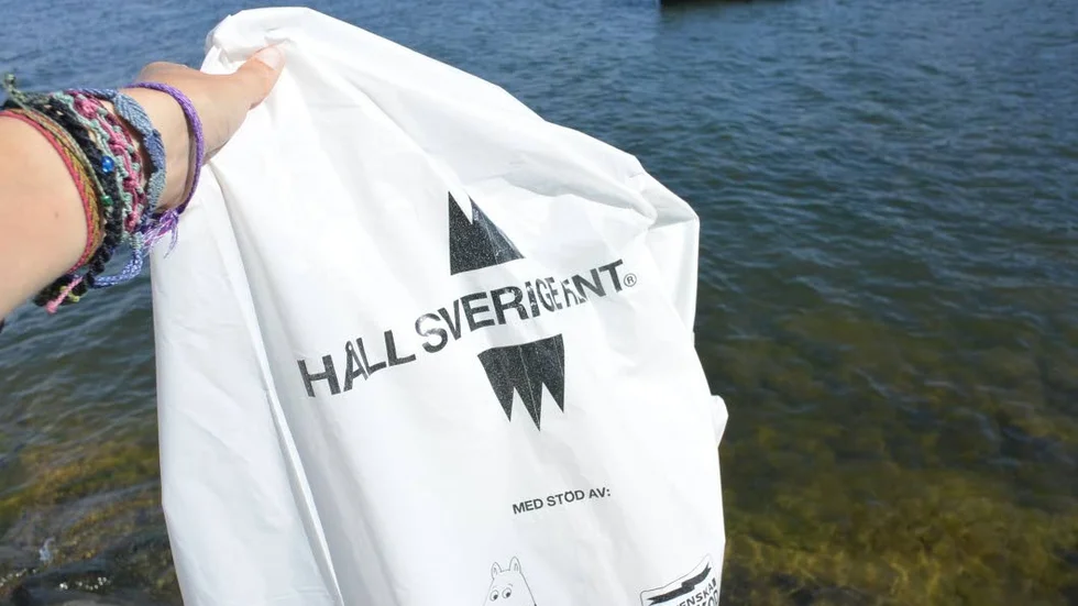 Stiftelsen Håll Sverige rent sponsrade med sopsäckar när Esterön nyligen städades.
