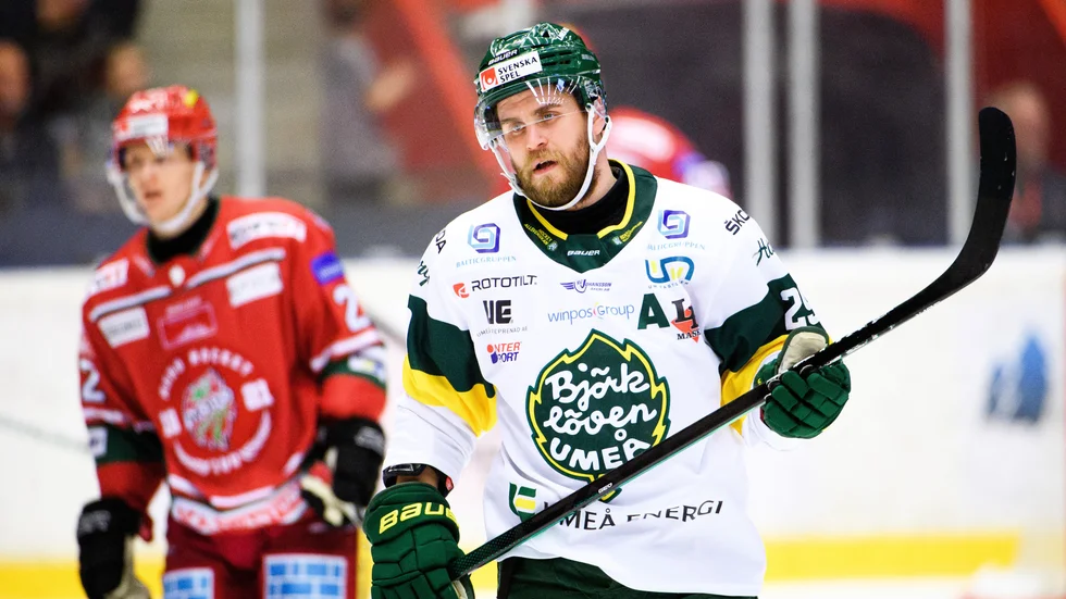 Alexander Wiklund stängs av och får böta. (Arkivbild)