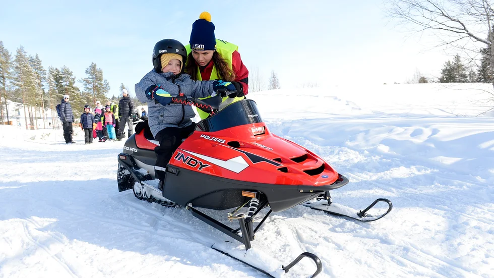 5-årige Alfred Lundberg var glad då han fick köra miniskoter.