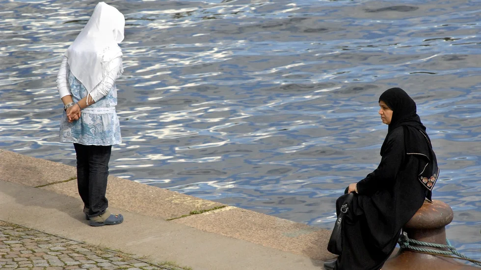 Att öppna dörren till samhället för de kvinnor som lever isolerade i landets utanförskapsområden är 2000-talets viktigaste kvinnokamp.