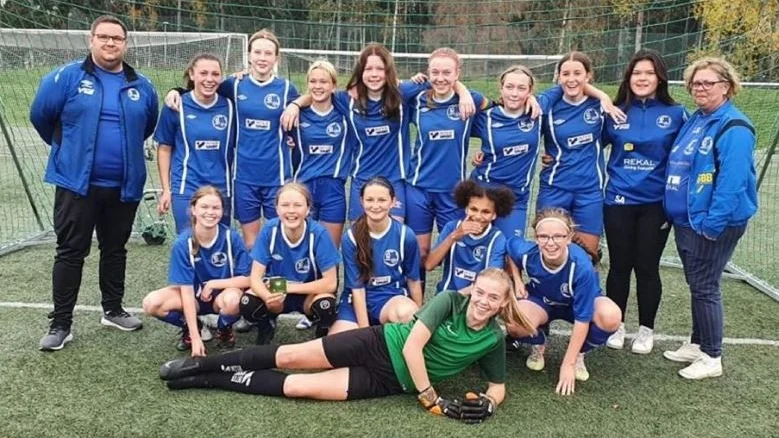 Efter en tung start på säsongen med få träningspass på grund av att man saknade tränare har Gnesta FF:s U15-16-lag haft ett bra år på fotbollsplanen.
