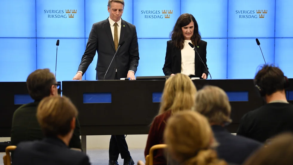 Miljöpartiets språkrör Per Bolund och Märta Stenevi hålller en pressträff efter budgetomröstningen i riksdagen på onsdagen.