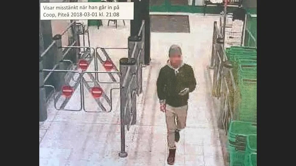 Drygt tio minuter efter att han har fört över 200 000 kronor från den offret gick den mordåtalade in på Coop och köpte sötsaker.