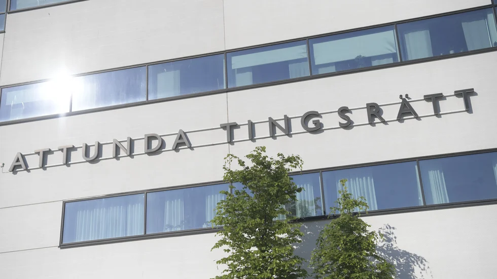 En man häktas i Attunda tingsrätt för grov våldtäkt mot barn samt för att han innehaft barnpornografi.