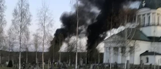 Brinnande frigolit skapade svart rök vid landskyrkan – Räddningstjänst: ”En kraftig brand”