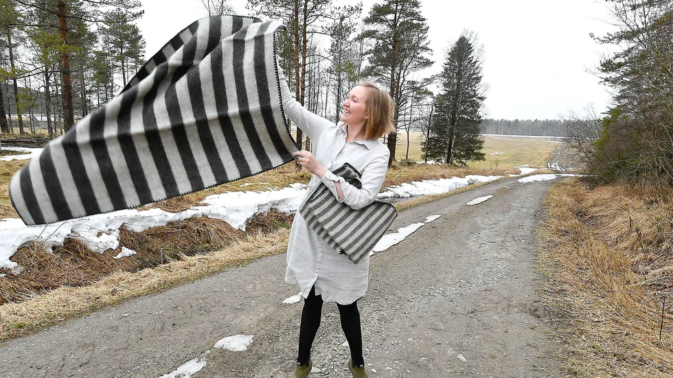 Regina Berg visar upp en av de ulliga barnfiltarna med namnet Hilde som är skickad till Tokyo.