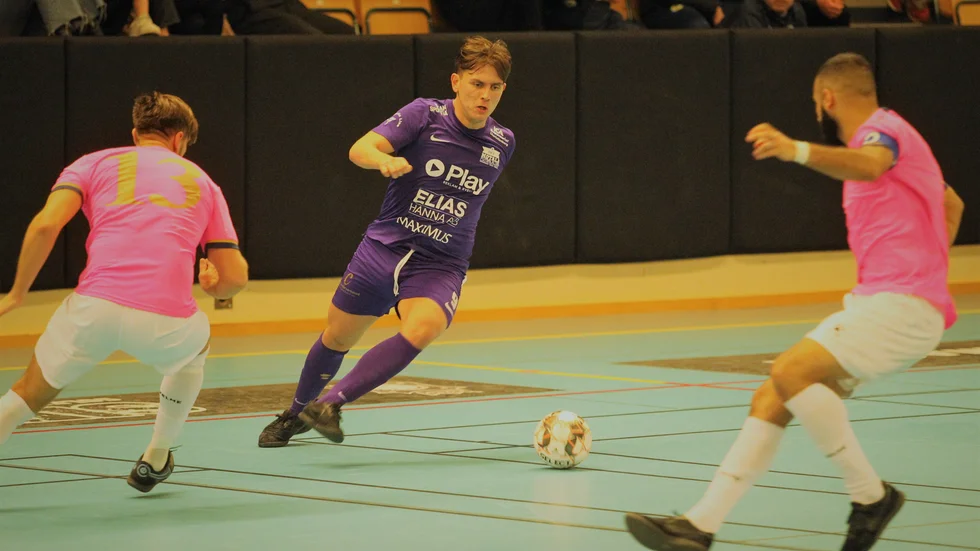 Motala FK, här Isko Krasniqi i en tidigare match, har nu klart med hur kvalet till ettan spelas. Start hemma mot Katrineholm 27 februari.