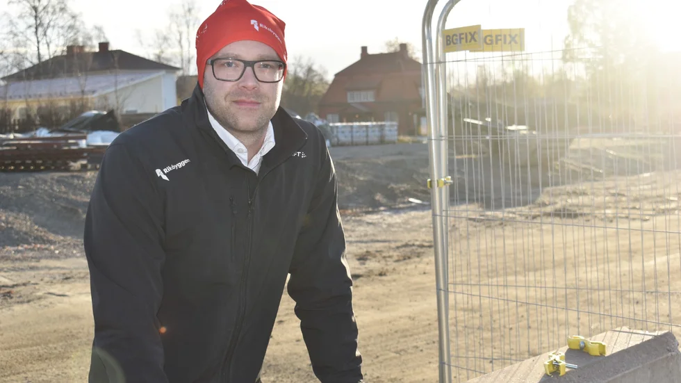 Projektchef Jonas Lundmark på platsen där Riksbyggen ska göra bostadsrätter. Arkivbild från 2017.