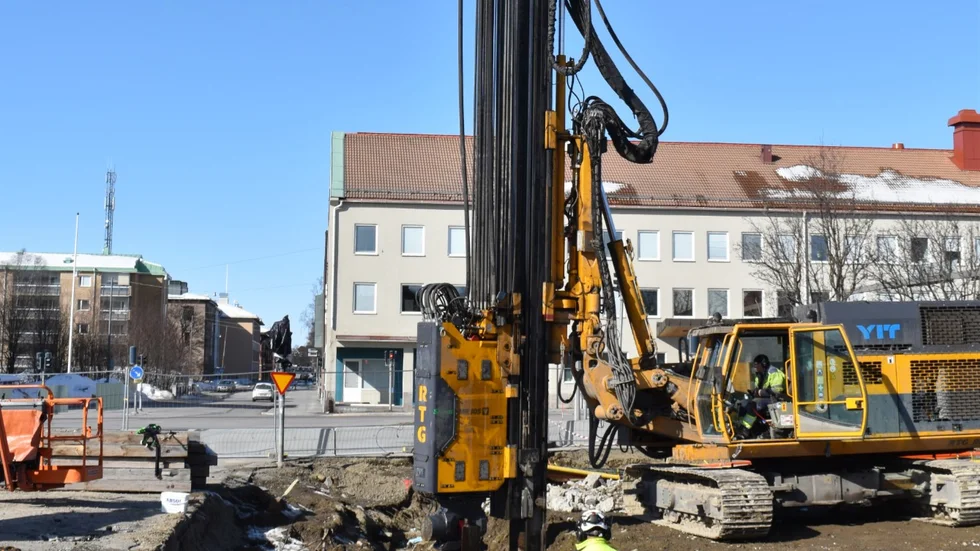 Den här borren luckrar upp marken till ett djup av tio meter. I den "rännan" ska man sedan slå ner sponten, som är balkar av stål. Om man inte bearbetat jorden så går det inte trycka ner balkarna. Borren väsnas en del, och än värre blir det när sponten ska ner, får vi veta. 