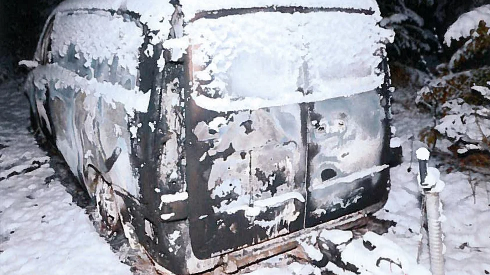 I den här utbrunna bilen i Hedlandets naturreservat hittades kvarlevorna efter den försvunne 50-åringen i december 2018.