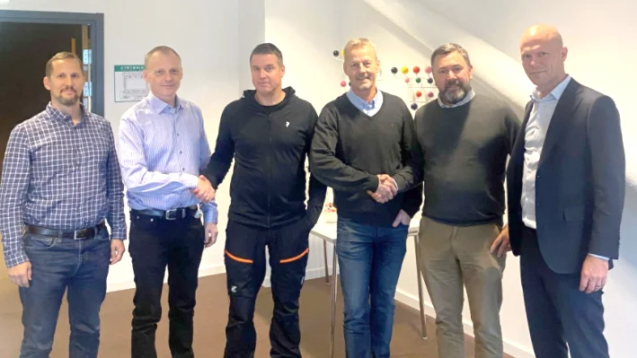 Rickard Linder och Mats Boström , Utemiljö, flankeras av representanter för Green Landscaping då affären gjordes.