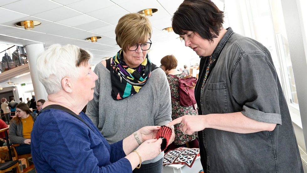 Kerstin Hedlund Brännström och Carina Blomkvist tittade på textilformgivaren Maria Gullbergs olika alster.