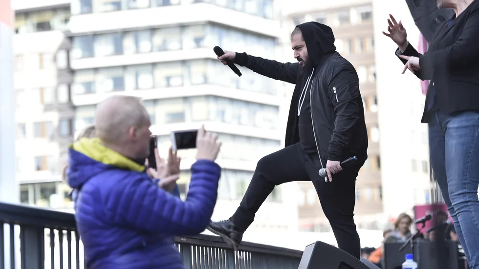 STOCKHOLM 2017-04-09Nano underhåller under söndagens manifestation för kärlek och omtanke på Sergels torg i Stockholm med anledning av fredagens terrordåd då en man i en kapad lastbil körde på ett stort antal personer på Drottninggatan. Fyra personer dödades och 15 skadades. Foto: Noella Johansson / TT kod  11640