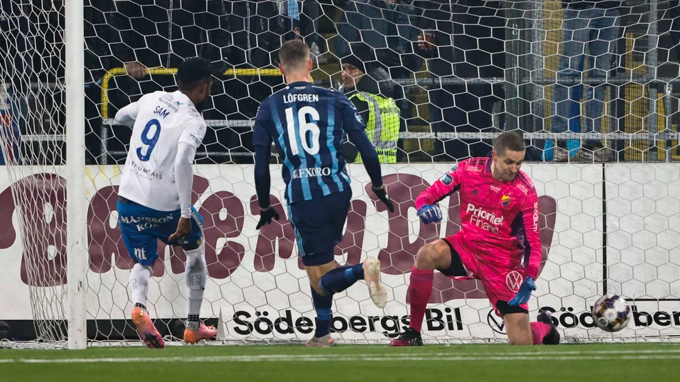 Samuel Adegbenro nickar in 1–1 för Norrköping mot Djurgården.