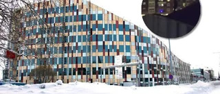 Här åks det skidor nerför hustaket: ”Det går tydligen att åka där, bara man stannar i tid”