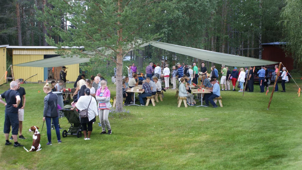 Kolbullar. Många passade på att äta kolbullar och umgås med gamla bekanta under dagen. Foto: Privat.