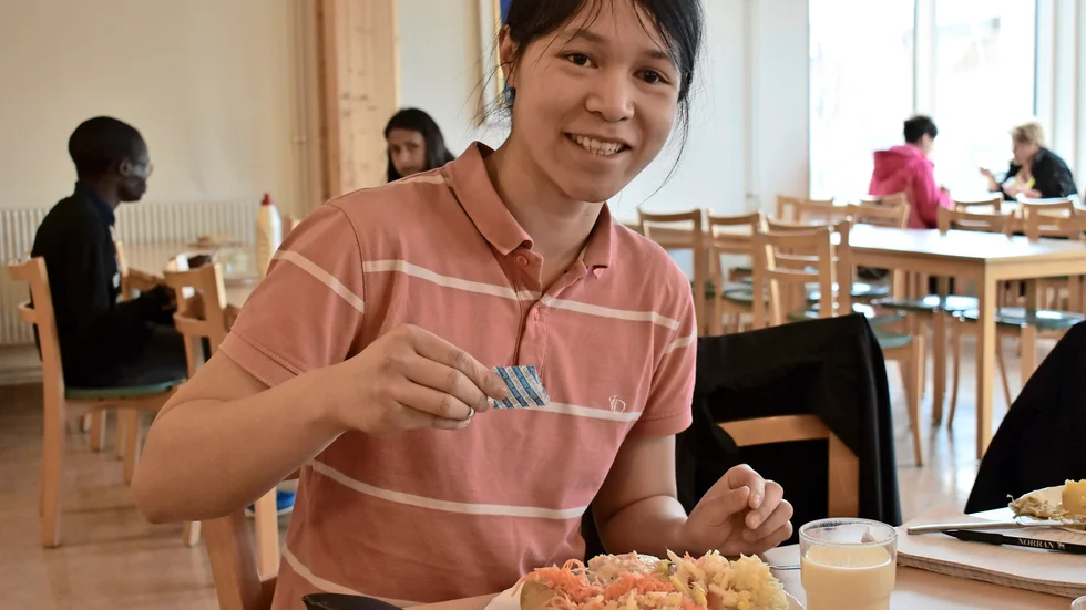 Provsmakar Kim Nguyen tycker laxen smakade jättegott. Foto: Veronica Häggmark.