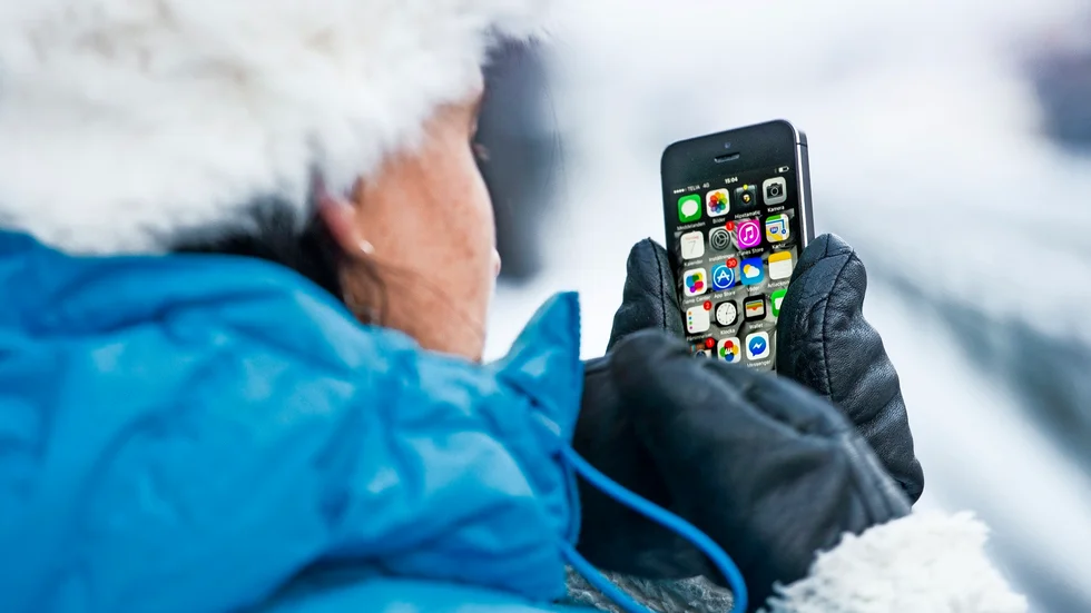 STOCKHOLM 20150107 Mobiltelefon i vinterkyla. Foto: Claudio Bresciani / TT / Kod 10090