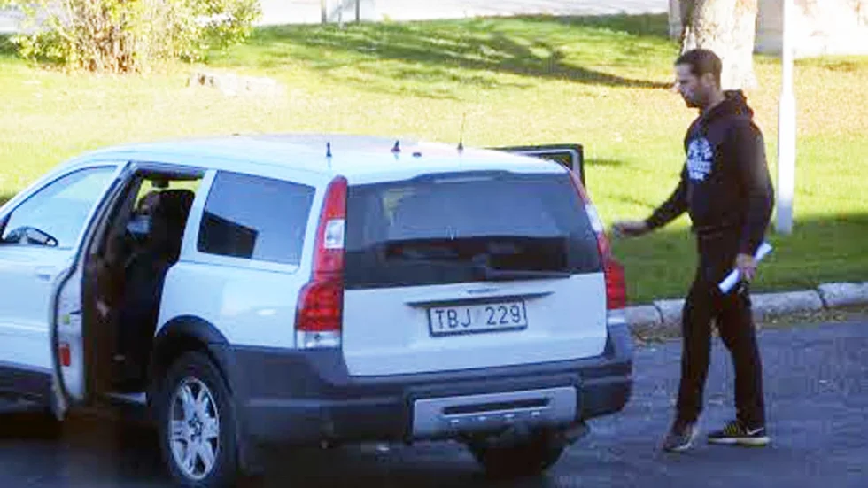 På väg att häktas. Polisen transporterar 30–åringen till fredagens häktningsförhandling vid tingsrätten. Foto: Hans Berggren