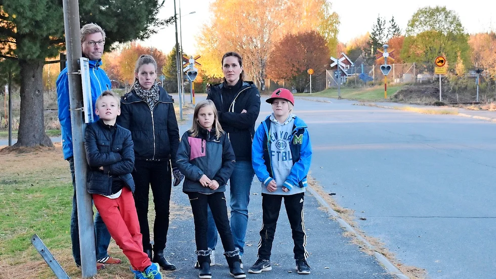 De önskar en särskild skolbuss till Guldskolan. Fr v Per Lindholm med Leo, Lisette Mark med Joel och Cecilia Blylod med Jenny. Eleverna går i trean. Foto: Yvonne Rönngren.