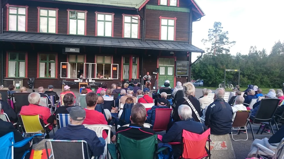 Med gitarr. Michael Boman från Malå som stod för underhållningen.