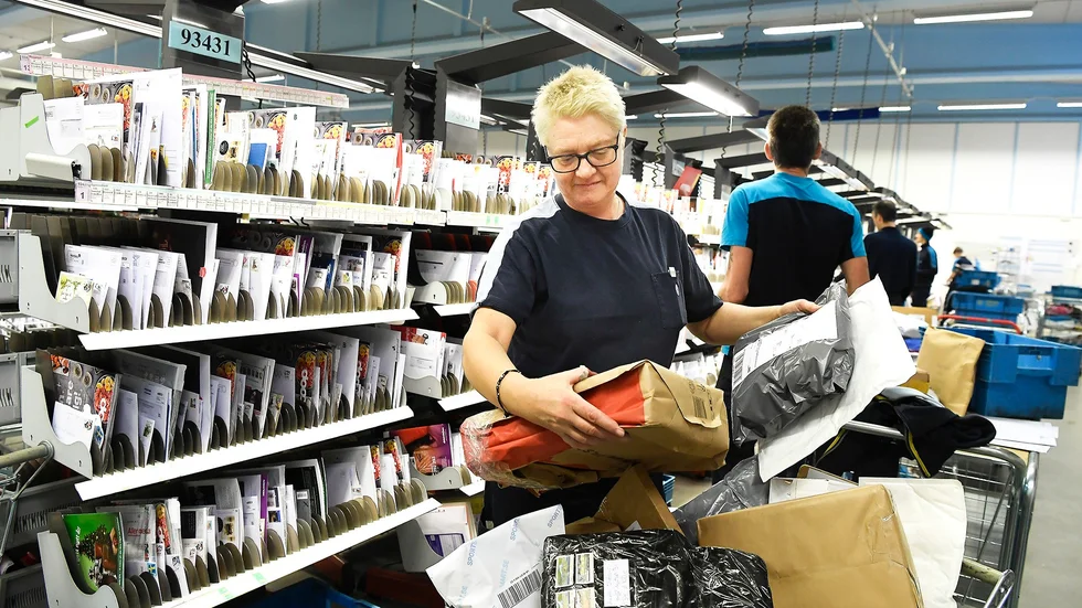 Stressigt. Anna Lundberg och hennes kolleger har fullt upp, mängder av julpaket ska sorteras. Foto: Jeanette Lövgren.