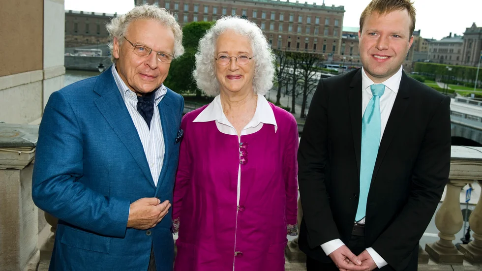 STOCKHOLM 20100519 Magdalena Ribbing, Herman Lindqvist och Roger Lundgren, medarbetare under SVT:s bröllopssändningar, poserar med slottet i bakgrunden. SVT presenterade under onsdagen programledare och medarbetare som kommer att arbeta med sändningarna under Victorias bröllop. Foto: Claudio Bresciani / SCANPIX / Kod 10090