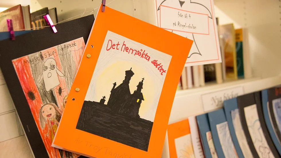 Snyggt. Pyssel överallt på biblioteket.