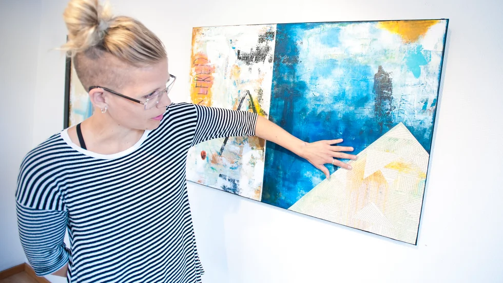 Favorit. "Jag är väldigt förtjust i trianglar. Det är en form som ofta förekommer på mina tavlor", säger Maria-Therese Bygdin. Här framför tavlan "Alfred" som hennes son fick påbörja. Foto: Emilie Sjölund.