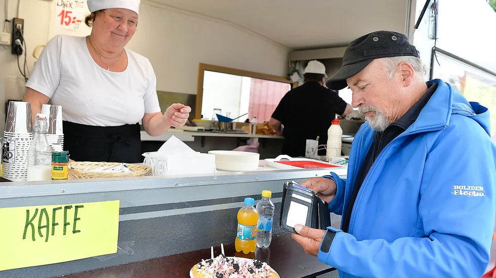Kåge langos Mats Holmberg som har sommarstuga i Mjödvattnet, passade på att köpa en langos till lunch av Ulla Marklund. Foto: Jeanette Lövgren.