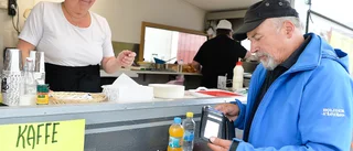 Kåge-langos och rullande fikavagn på marknaden i Burträsk