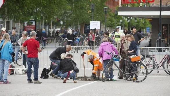 Stenplockning på Rådhustorget. Foto: AnnaKarin Drugge/VK