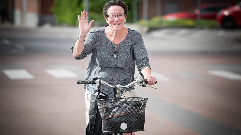 Cyklist. Evy Lundkvist Lundmark, 61 år, tycker att cykeln är ett bra val för både hälsan och plånboken. Foto: Lars Eriksson.