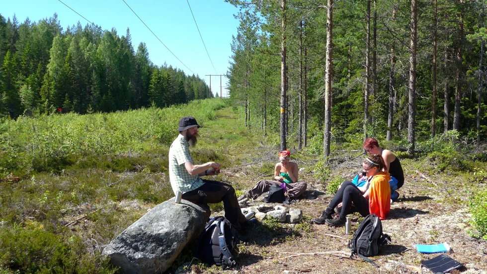 Spontanfika. Vindskydd finns utplacerade, men det går ju lika bra att äta vid en sten.