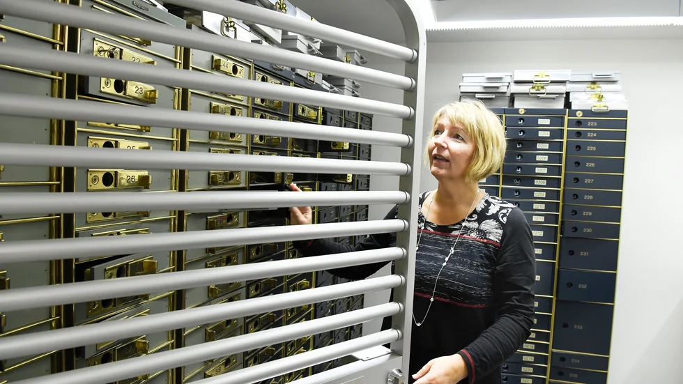 En epok stänger igen. "Men vi lägger inte ned, vi slår bara ihop med banken inne i stan", vill Helen Sundström betona. Foto: Jeanette Lövgren.